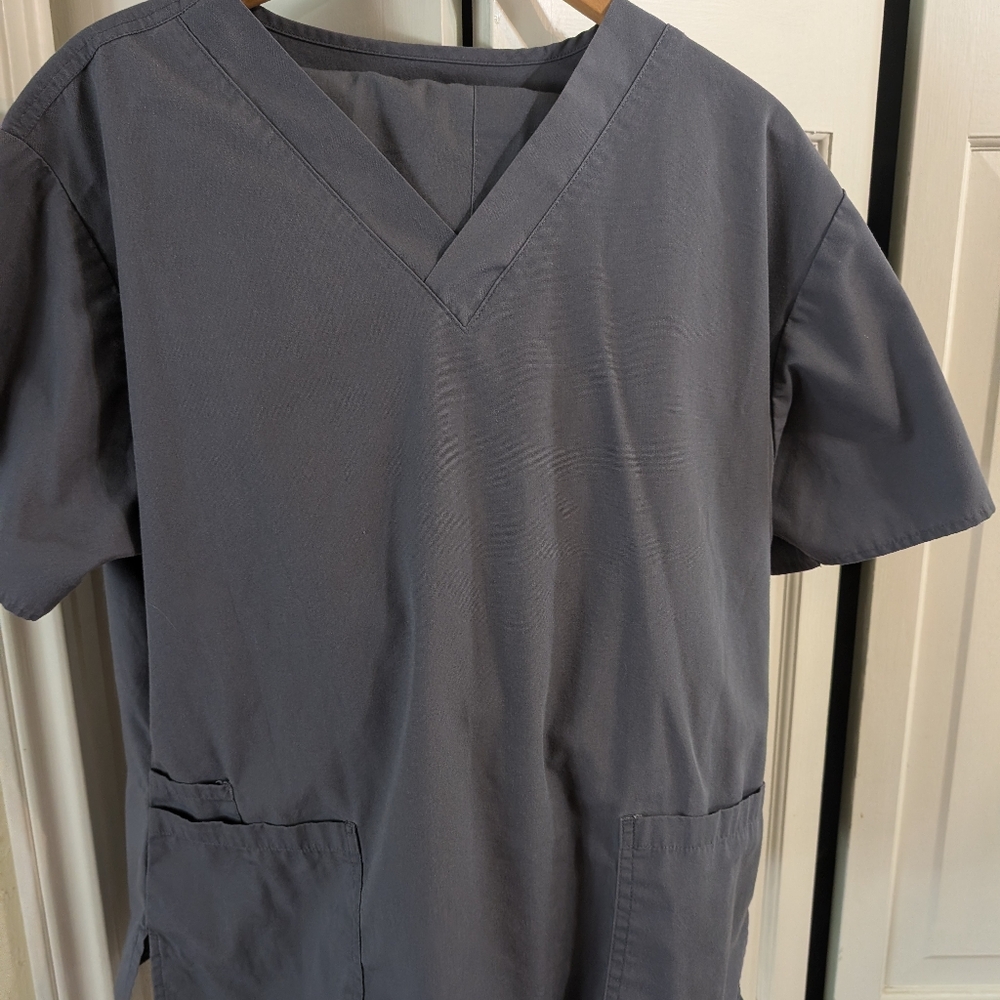 Grey scrub set large top xl bottom maevn